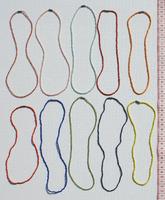 One line pearl necklaces