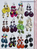 Pendientes de tagua y perlas de color